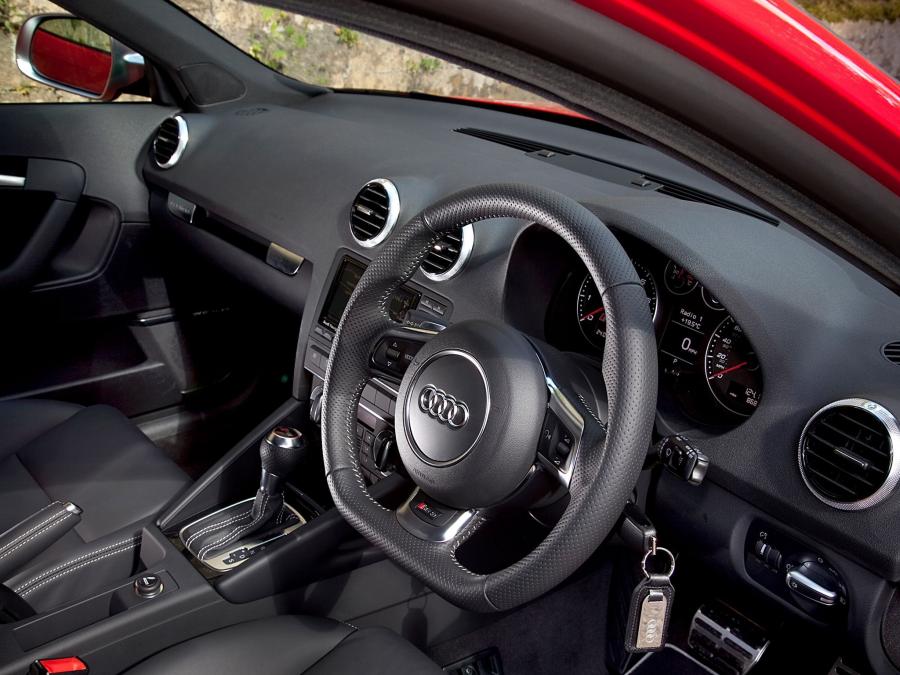 Торпедо Audi RS3 Sportback (8PA) 2010 года  (UK) (фото 12 из 18)